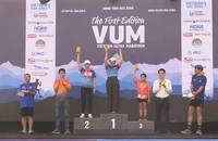 Ban tổ chức trao giải cho các vận động viên.