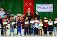 Các đại biểu trao quà cho 10 em học sinh có hoàn cảnh khó khăn xã vùng cao Phú Mở, huyện Đồng Xuân, Phú Yên.