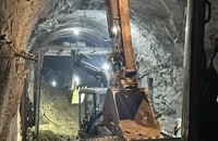 Ngành đường sắt đang khẩn trương đưa khối lượng đất đá sạt lở ra khỏi khu vực sự cố sạt lở.
