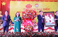Phó Chủ tịch Ủy ban Trung ương MTTQ Việt Nam Nguyễn Hữu Dũng trao tặng tranh và hoa chúc mừng Đại hội