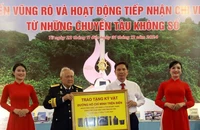 Anh hùng Lực lượng vũ trang nhân dân Hồ Đắc Thạnh, thuyền trưởng của 12 chuyến tàu Không số trao tặng kỷ vật đường Hồ Chí Minh trên biển cho Bảo tàng Phú Yên.