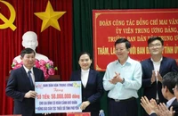 Ban Dân vận Trung ương tặng 50 triệu đồng nhằm hỗ trợ cho các gia đình có hoàn cảnh khó khăn, đồng bào dân tộc thiểu số trên địa bàn tỉnh Phú Yên.