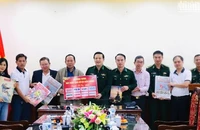 Chi hội Nhà báo Thường trú (Hội Nhà báo tỉnh Phú Yên) trao tặng báo Xuân Ất Tỵ 2025 cho Bộ Chỉ huy Bộ đội Biên phòng Phú Yên.