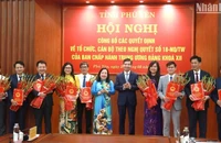 Thường trực Tỉnh ủy Phú Yên trao quyết định cho lãnh đạo các sở ngành sau sắp xếp, tinh gọn bộ máy.