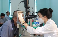 Khám mắt cho các đối tượng chính sách trên địa bàn quận Tân Phú.