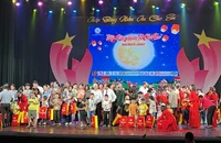 Đại diện lãnh đạo Đảng, Nhà nước và Hội Cứu trợ trẻ em tàn tật Việt Nam trao tặng các phần quà cho 200 trẻ em khuyết tật tiêu biểu.