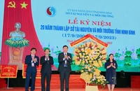 Thứ trưởng Tài Nguyên và Môi trường Nguyễn Thị Phương Hoa trao lẵng hoa chúc mừng Sở Tài nguyên và Môi trường Ninh Bình. (Ảnh: Anh Tuấn)
