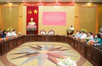 Đoàn khảo sát làm việc với Tỉnh ủy Ninh Bình về tổng kết nội dung 4 về lĩnh vực văn hóa-xã hội và con người. (Ảnh: TRƯỜNG GIANG)