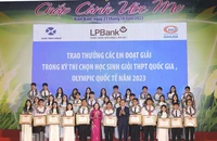 Đồng chí Nguyễn Thị Thanh, Ủy viên Trung ương Đảng, Ủy viên Ủy ban Thường vụ Quốc hội, Trưởng Ban Công tác đại biểu Quốc hội, Phó Trưởng Ban Tổ chức Trung ương, nguyên Bí thư Tỉnh ủy Ninh Bình và đồng chí Đoàn Minh Huân, Ủy viên Trung ương Đảng, Bí thư Tỉnh ủy Ninh Bình trao phần thưởng tại chương trình "Chắp cánh ước mơ" lần thứ 13. (Ảnh: Báo Ninh Bình)