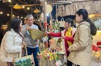 Du khách thích thú với "Không gian chợ Tết xưa" tại Phố cổ Hoa Lư, Ninh Bình.