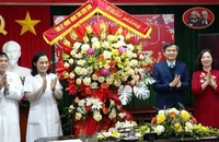 Đồng chí Đoàn Minh Huấn, Ủy viên Trung ương Đảng, Bí thư Tỉnh ủy Ninh Bình thăm và chúc mừng ngành Y tế Ninh Bình nhân dịp kỷ niệm 70 năm ngày Thầy thuốc Việt Nam 27/2. (Ảnh: ĐỨC LAM)