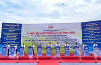 Các đại biểu bấm nút khởi công Dự án đầu tư xây dựng tuyến đường bộ cao tốc Ninh Bình-Hải Phòng, đoạn qua tỉnh Ninh Bình.
