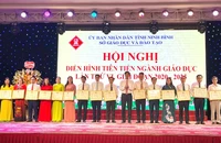 Các tập thể được tuyên dương, khen thưởng tại hội nghị.