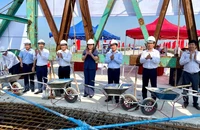 Các đại biểu thực hiện nghi thức hợp long cầu vượt sông Đáy. (Ảnh: YẾN TRINH)