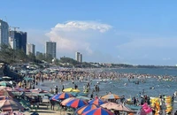 Khách du lịch tắm biển tại Bãi Sau, thành phố Vũng Tàu.