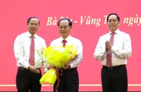 Đồng chí Mai Ngọc Thuận, Ủy viên Ban Thường vụ, Phó Chủ tịch Hội đồng nhân dân tỉnh nhận quyết định thôi tham gia công tác, chờ giải quyết chế độ nghỉ hưu theo quy định.