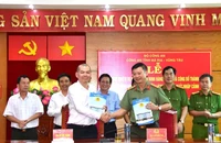 Đại tá Vũ Như Hà, Giám đốc Công an tỉnh và ông Dư Kim Thăng, Giám đốc Cảng hàng không Côn Đảo ký kết biên bản bàn giao nhiệm vụ bảo đảm an ninh hàng không tại sân bay Côn Đảo.