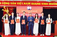 Phó Bí thư Thành ủy Hà Nội Nguyễn Văn Phong trao Quyết định kết nạp đảng viên cho 7 học sinh ưu tú Trường THPT Kim Liên.