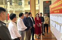 Lãnh đạo huyện Tiên Lãng, xã Quang Phục kiểm tra việc lập, công khai danh sách cử tri tham gia lấy ý kiến sắp xếp đơn vị hành chính cấp xã.