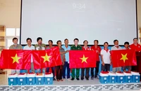 Trao tặng cờ Tổ quốc và bình lọc nước cho ngư dân.