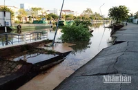 Hiện trường sạt lở nhấn chìm 50m bờ kè bê-tông xuống kênh tại thị trấn Kế Sách (Sóc Trăng).