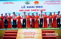 Nghi thức cắt băng khai mạc hội chợ triển lãm.