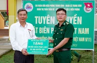 Đồn Biên phòng Trung Bình tặng 20 đầu sách pháp luật cho thư viện nhà trường và 300 cuốn tập cho các em học sinh.
