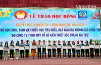 Trao học bổng Lương Định Của cho học sinh hiếu học tiêu biểu.