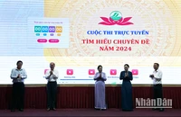 Lãnh đạo tỉnh Sóc Trăng thực hiện nghi thức phát động cuộc thi.