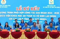 Công đoàn các tỉnh Tây Nam Bộ ký kết thi đua.