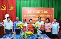 Phó Bí thư Thường trực Tỉnh ủy Sóc Trăng Hồ Thị Cẩm Đào trao quyết định cho các đồng chí Dương Sà Kha và Trần Văn Việt.