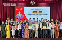 Lãnh đạo Tỉnh ủy, Ban Tuyên giáo Tỉnh ủy Sóc Trăng chụp ảnh cùng các thí sinh đoạt giải hội thi.