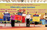 Lãnh đạo tỉnh Sóc Trăng trao giải cho các đội ghe Ngo nữ.