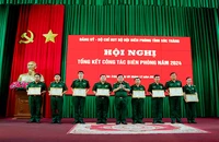 Khen thưởng các tập thể xuất sắc trong phong trào thi đua Quyết thắng năm 2024.