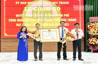 Thừa ủy nhiệm của Thủ tướng Chính phủ, lãnh đạo tỉnh Sóc Trăng trao Bằng chứng nhận đạt chuẩn nông thôn mới cho huyện Châu Thành.