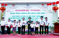 Tặng học bổng cho các em học sinh dân tộc thiểu số thị xã Vĩnh Châu, tỉnh Sóc Trăng.