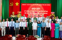 Các đại biểu chụp hình lưu niệm tại buổi gặp mặt.