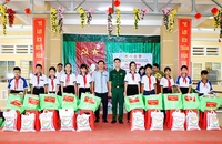 Tặng quà cho các em học sinh trên địa bàn xã Lâm Tân, huyện Thạnh Trị.