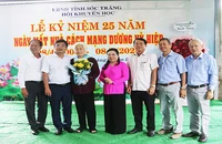 Lãnh đạo tỉnh Sóc Trăng và các nhà tại trợ Quỹ học bổng Dương Kỳ Hiệp.