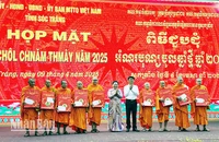 Tặng quà cho các sư sãi trong buổi họp mặt.