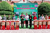 Tặng quà cho các hộ gia đình có hoàn cảnh khó khăn tại chương trình.