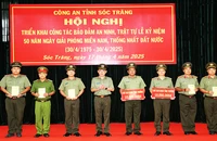 Đại tá Trần Văn Dương - Giám đốc Công an tỉnh Sóc Trăng trao thưởng cho các tập thể, cá nhân.