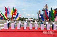 Lãnh đạo tỉnh Sóc Trăng và Trung ương thực hiện nghi thức khánh thành cống âu Rạch Mọp.