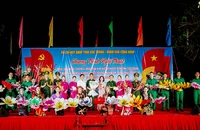 Tặng hoa chúc mừng đoàn văn công Bộ đội Biên phòng.