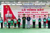 Trao học bổng dự án “Cán bộ chiến sĩ nâng bước em tới trường” cho 11 em học sinh khu vực biên giới biển Sóc Trăng.