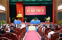 Các đại biểu Hội đồng nhân dân tỉnh Đồng Nai biểu quyết thông qua nghị quyết tại kỳ họp.
