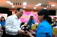 Bí thư Thành ủy Thành phố Hồ Chí Minh Nguyễn Văn Nên tặng quà Tết cho công nhân ở Đồng Nai.