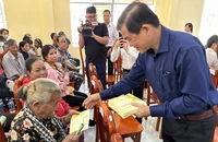 Bí thư Tỉnh ủy Đồng Nai Nguyễn Hồng Lĩnh trao quà Tết cho người dân.