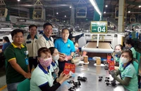 Công nhân phấn khởi trong ngày đầu tiên đi làm trở lại sau đợt nghỉ Tết tại Đồng Nai.