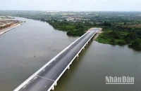 Cầu Vàm Cái Sứt bắc qua sông Buông trên Hương lộ 2, xã Long Hưng, thành phố Biên Hòa, tỉnh Đồng Nai gần hoàn thành nhưng không có đường đi.